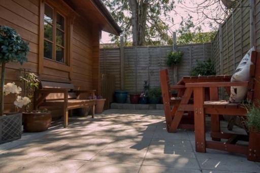 Tranquil Log Apartment